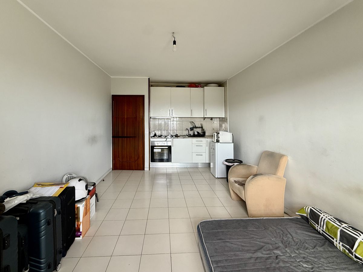 Estado atual da sala e cozinha em open-space