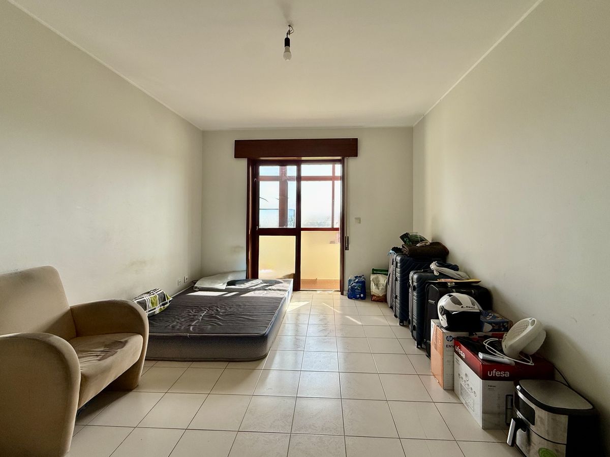 Estado atual da sala com acesso à marquise